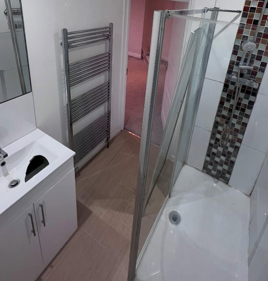 État initial avant d'entamer une rénovation salle de bain à Bischheim, montrant une ancienne cabine de douche nécessitant l'intervention d'un plombier Bischheim.