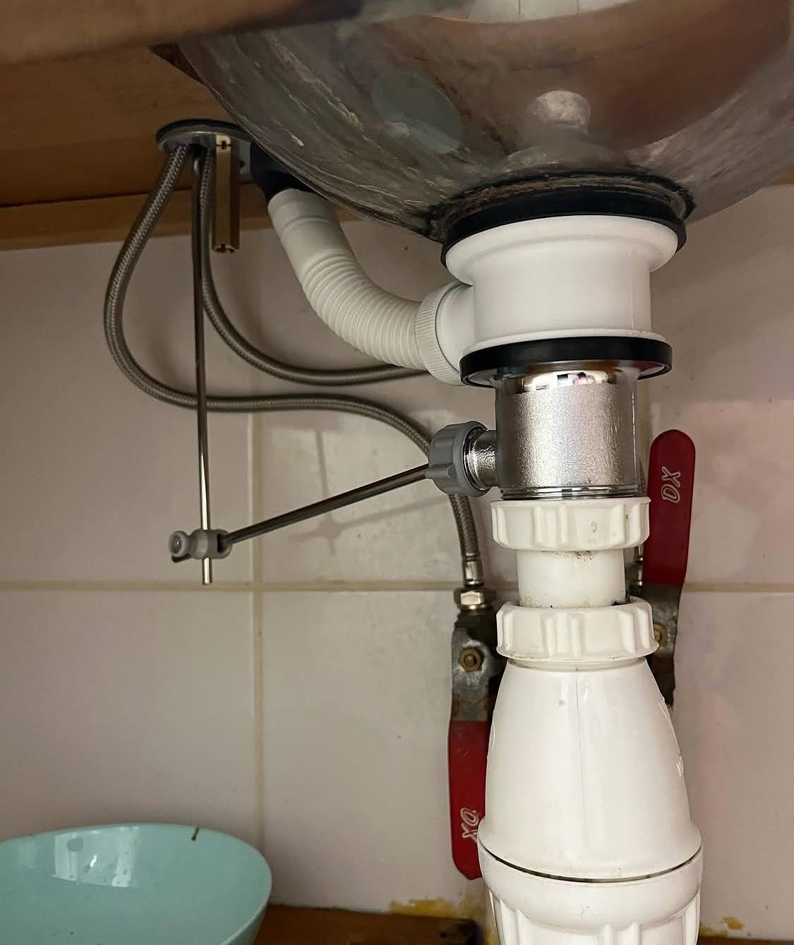 Installation sanitaire propre sous vasque suite à un dépannage plomberie à Bischheim incluant le remplacement de bonde et pose de mitigeur.