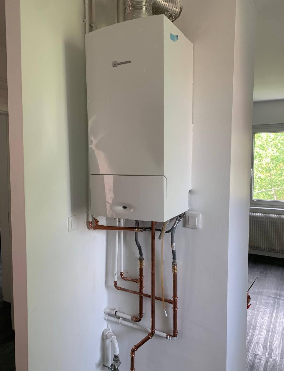 Nouvelle installation sécurisée suite à un diagnostic lors d'un entretien chaudière à Bischheim, avec un réseau hydraulique en cuivre parfaitement structuré.