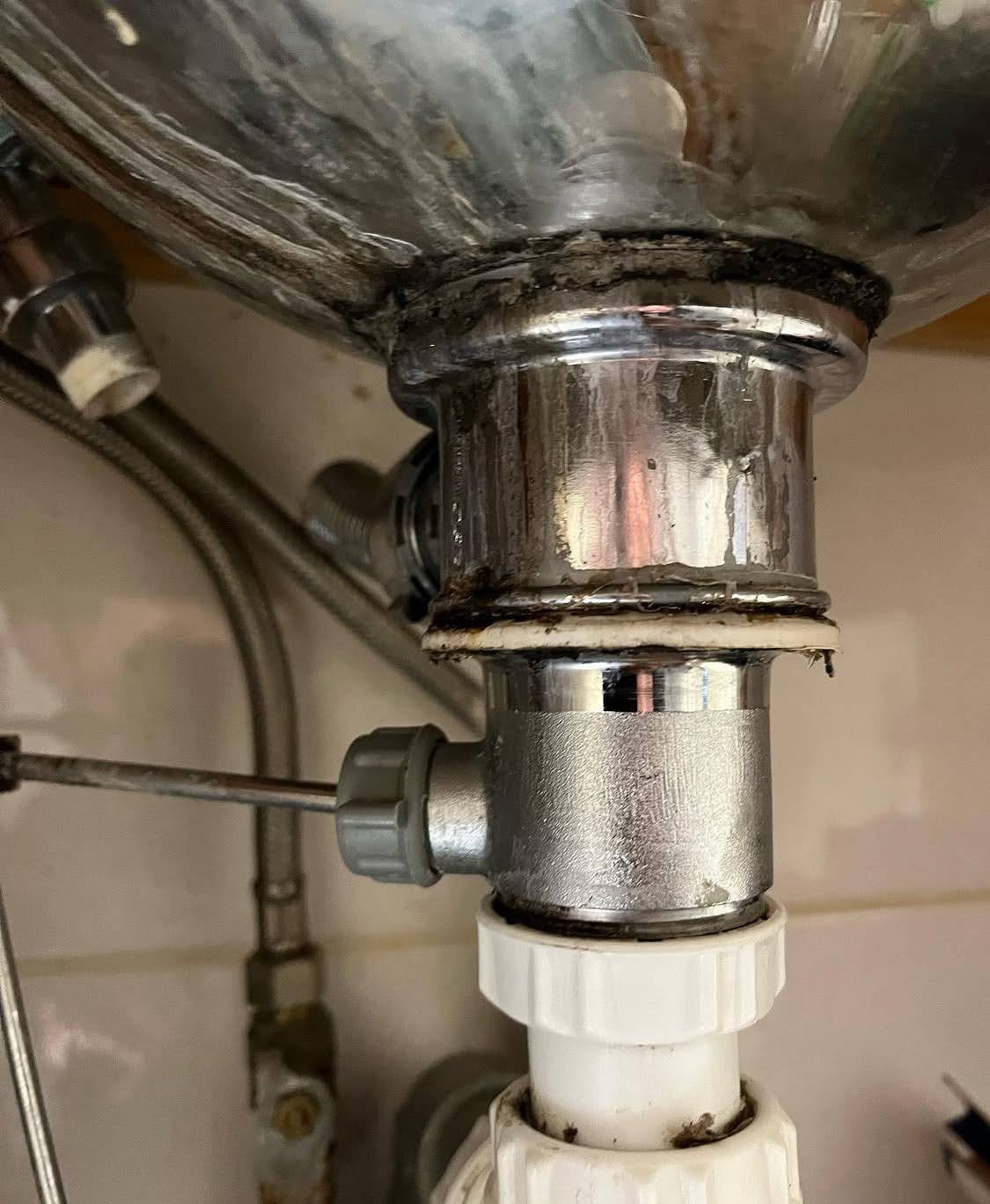 Ancien système de vidage sous lavabo sévèrement corrodé nécessitant un dépannage plomberie à Bischheim et une intervention rapide et d'urgence pour réparation de fuite.