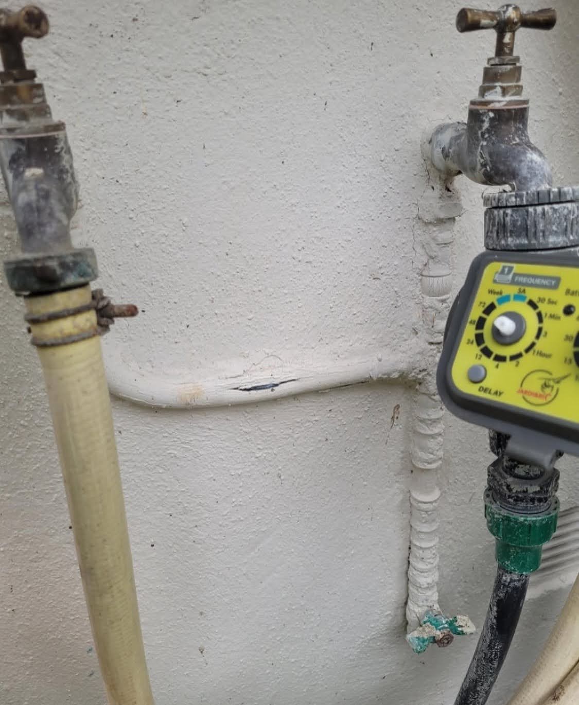 Réparation d'un point d'eau extérieur après dépannage plomberie à Colmar, avec mise en place d'un réseau en multicouche et nouveaux robinets de vidange.