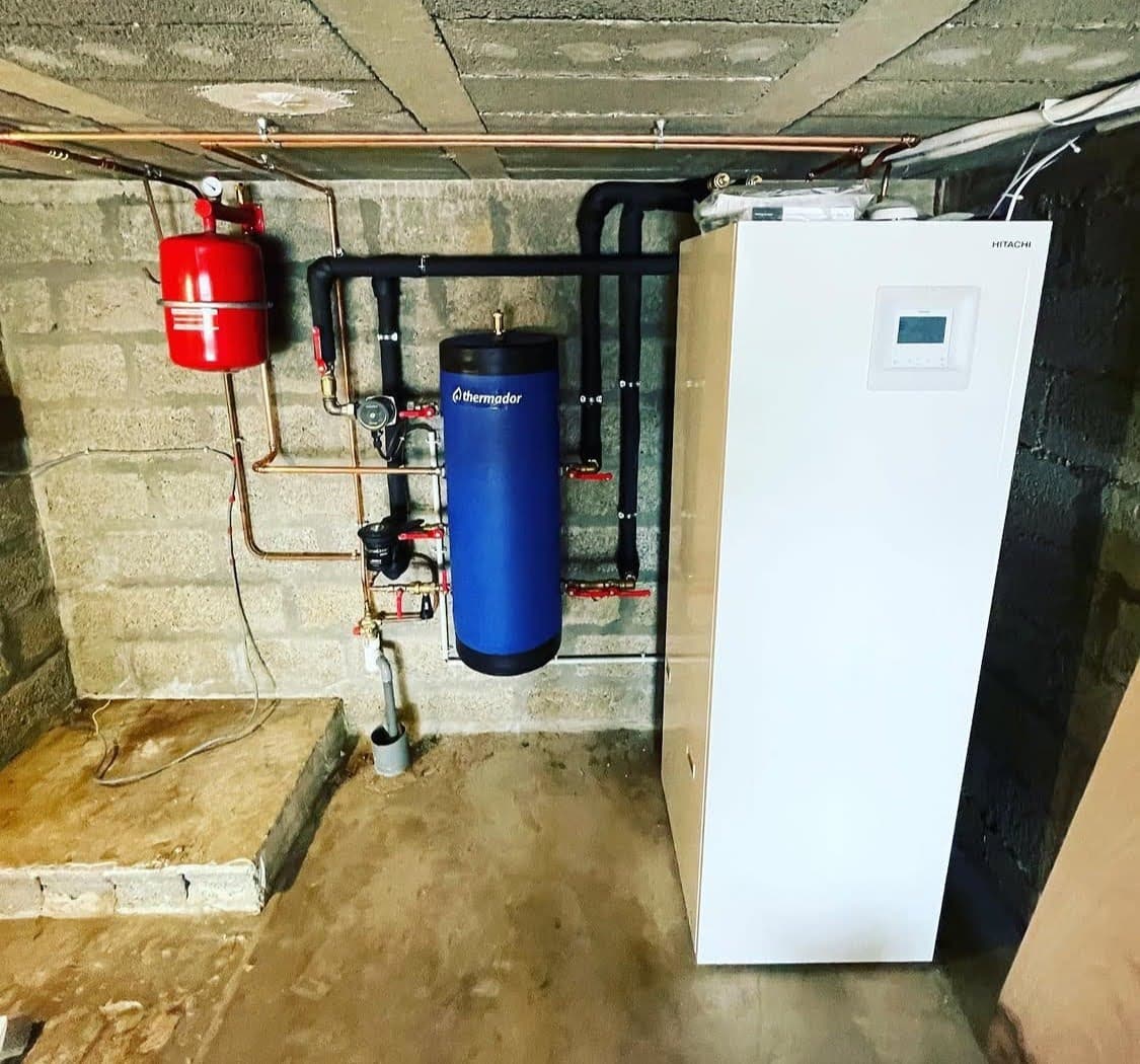 Installation d'un module intérieur de pompe à chaleur air-eau Hitachi avec ballon tampon Thermador et réseau cuivre isolé à Colmar.