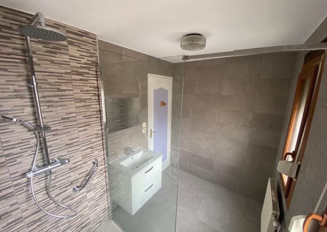 Douche à l'italienne sécurisée avec siège escamotable et barres de maintien après rénovation à Colmar.