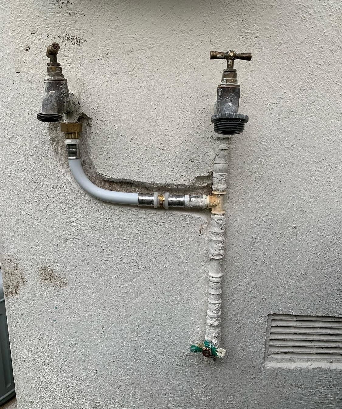 Canalisation de jardin éclatée par le gel à Colmar, montrant une fissure nette sur le tuyau sous l'effet de l'expansion de la glace.
