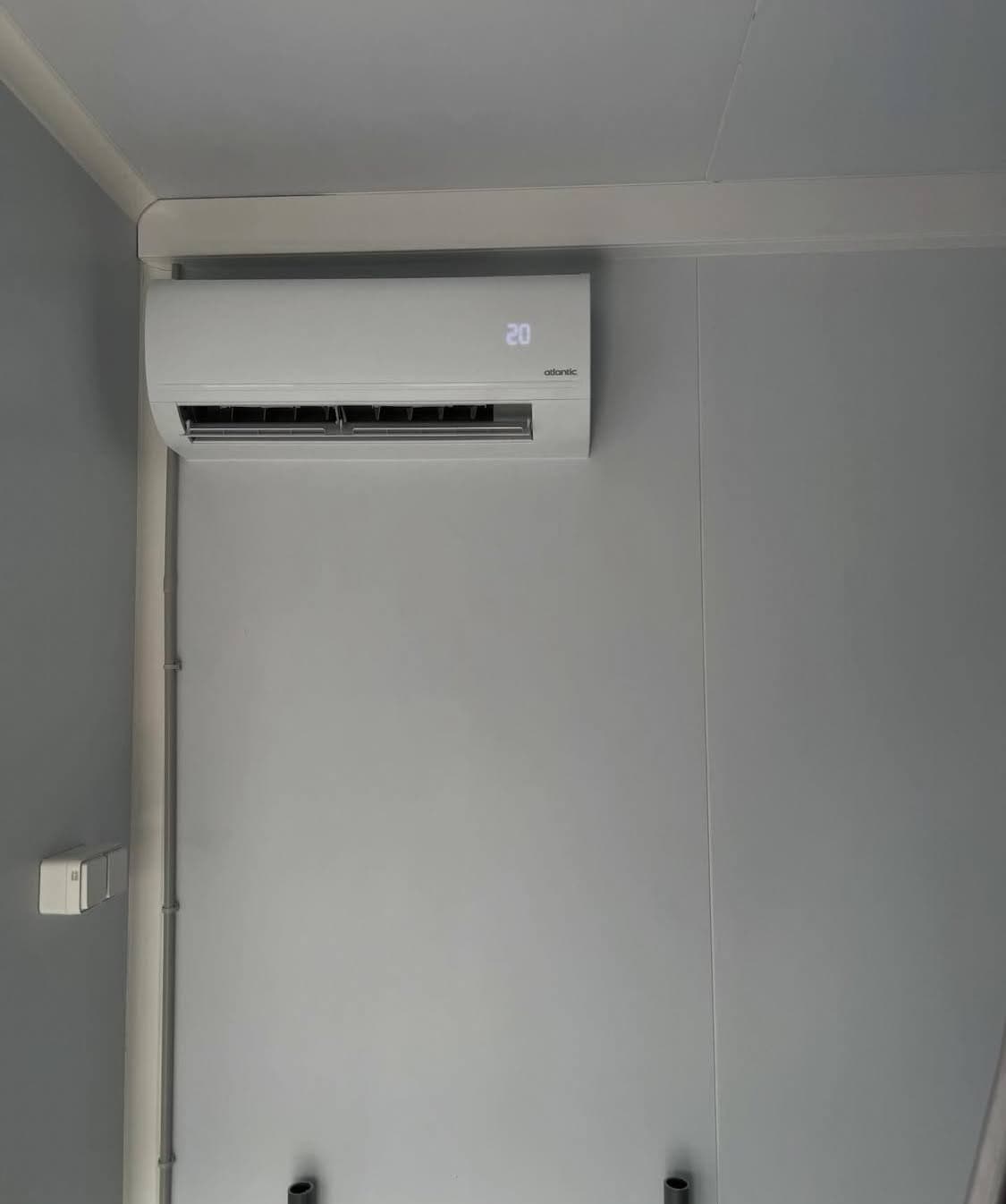 Unité intérieure de climatisation réversible Atlantic affichant une température de consigne de 20 degrés après installation.