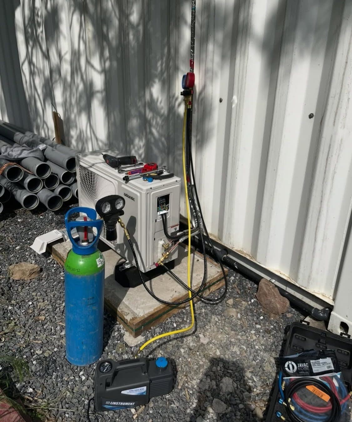 Étape de tirage au vide et contrôle de pression à l'azote lors d'une installation de climatisation réversible à Colmar.