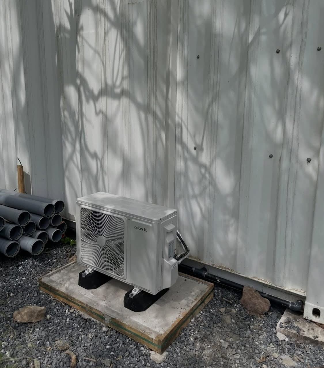 Groupe extérieur de climatisation Atlantic installé sur socles Big Foot pour une isolation acoustique optimale à Colmar.