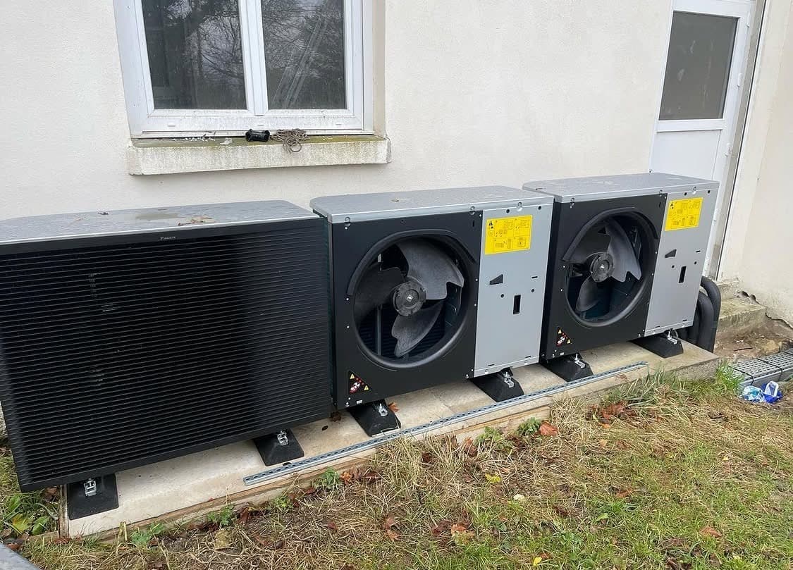 Alignement de trois unités extérieures Daikin posées sur des blocs anti-vibratiles lors d'une installation de pompe à chaleur à Molsheim pour une rénovation énergétique globale.