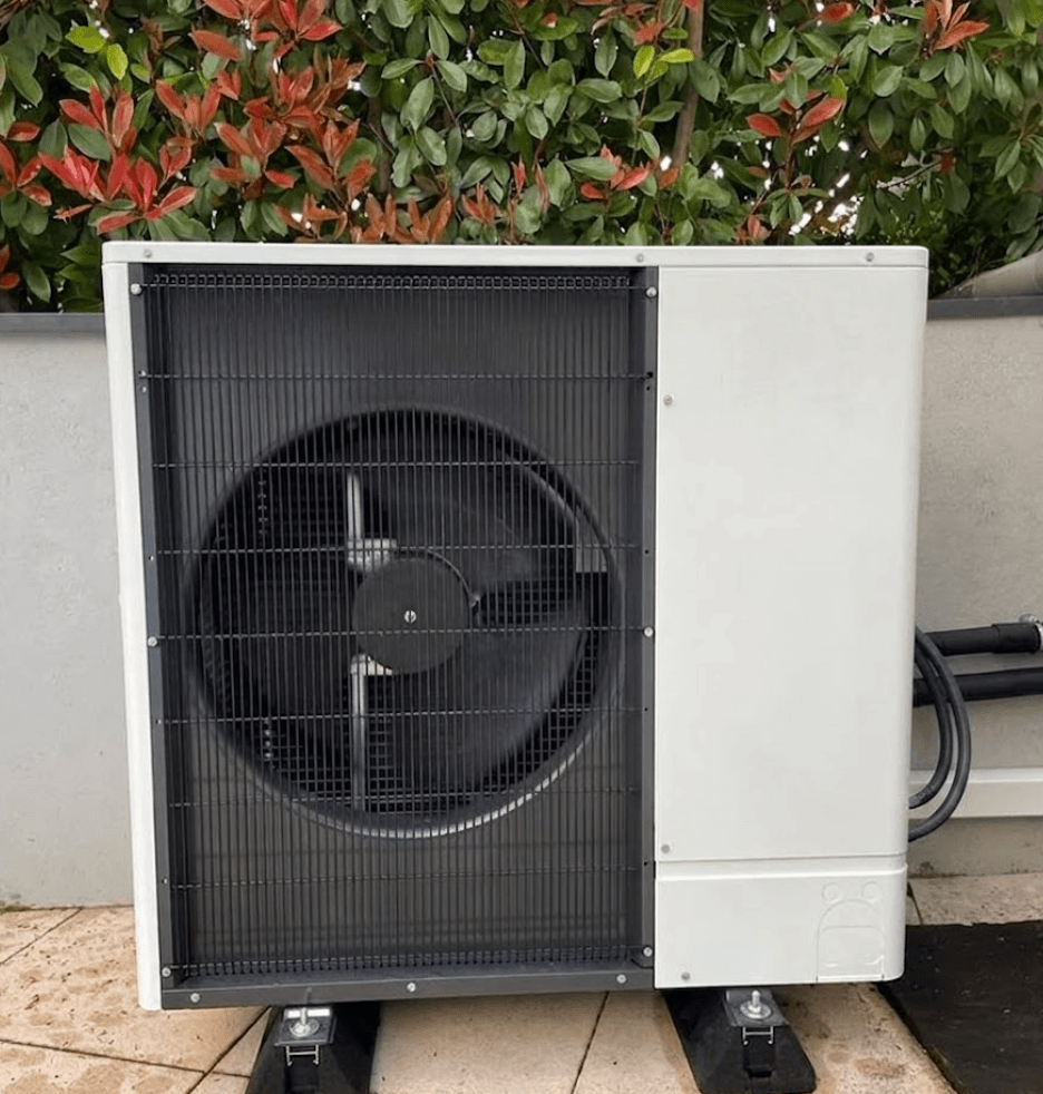 Unité extérieure d'une pompe à chaleur à Obernai, captant les calories de l'air ambiant, fixée sur des blocs anti-vibratiles pour un silence de fonctionnement optimal.