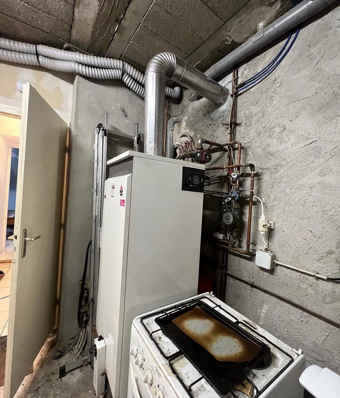 Ancienne chaudière au sol vétuste et énergivore avant l'intervention d'un artisan pour le remplacement d'une chaudière à gaz à Saverne.