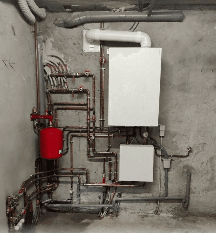 Résultat final d'une installation de chaudière à Gaz à Saverne avec un modèle mural à condensation Atlantic Très Haute Performance Énergétique (THPE) et son réseau hydraulique sur mesure.