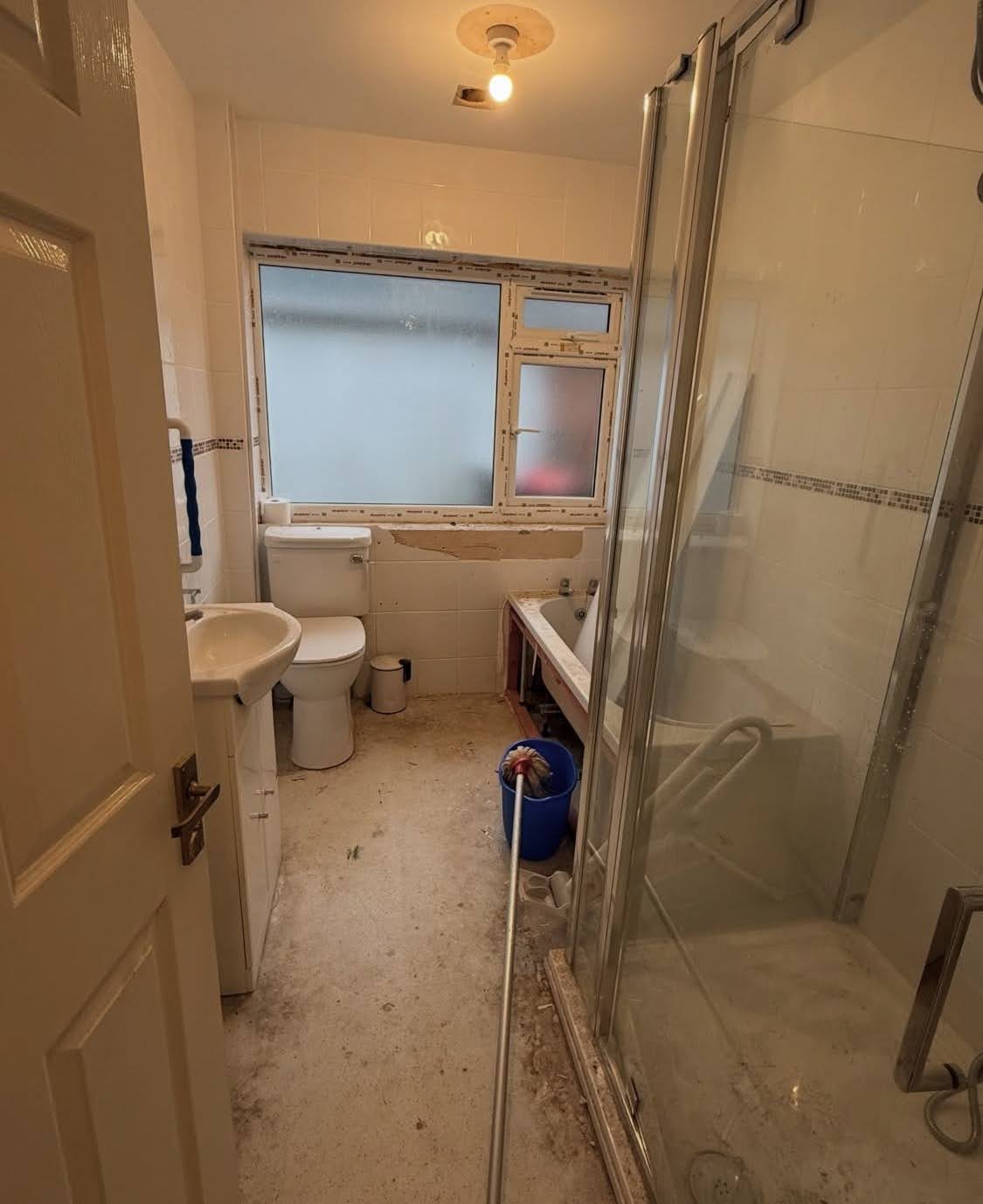 État initial d'une salle de bain vétuste avant le remplacement de douche et la rénovation complète à Schiltigheim.