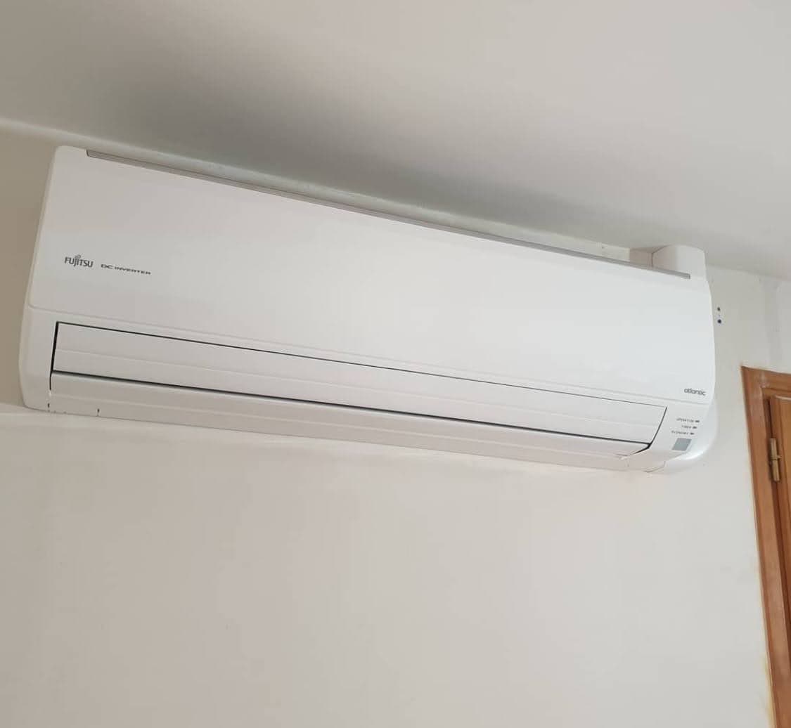 Pose d'une unité intérieure type split mural Fujitsu Atlantic blanc dans une chambre à Schiltigheim par un installateur professionnel.