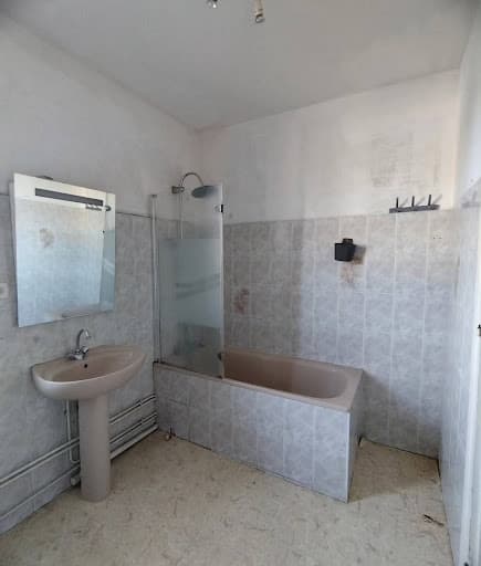 État initial d'une pièce d'eau à Neudorf avant une rénovation salle de bain à Strasbourg, montrant des WC classiques et un ancien radiateur.