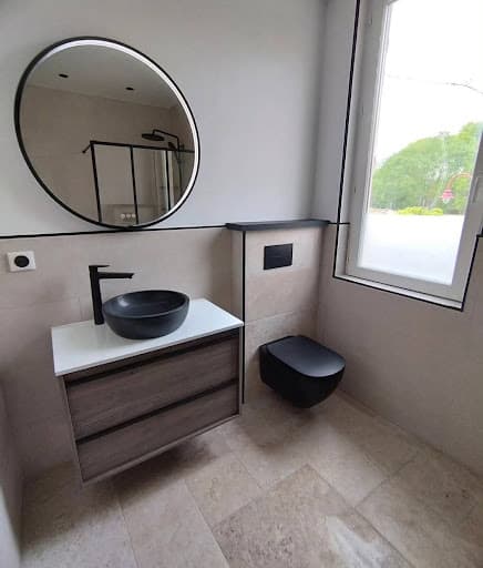 Résultat final d'une rénovation salle de bain à Strasbourg avec WC suspendu noir mat, meuble vasque bois et miroir LED.