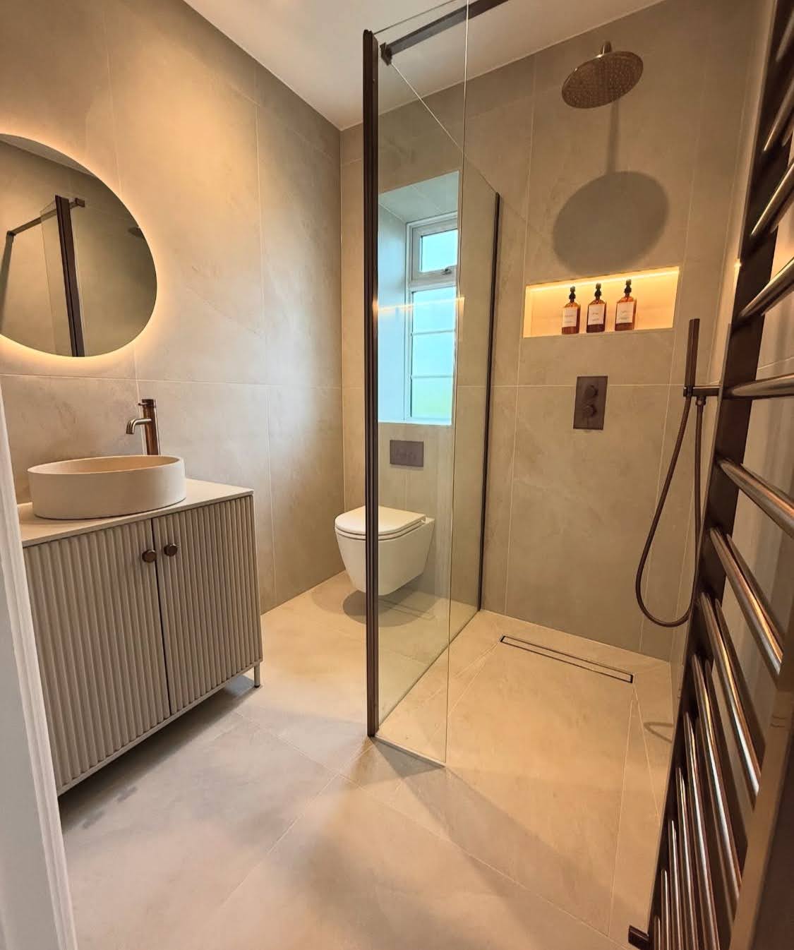 Superbe résultat final d'une rénovation salle de bain à Bischheim intégrant une vaste douche italienne avec caniveau, une niche murale et un WC suspendu.
