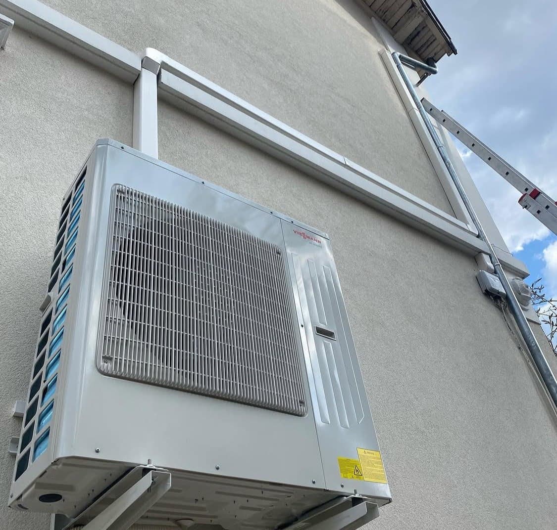 Détail des finitions avec réseau de goulottes rigides pour la protection des liaisons frigorifiques d'une installation de climatisation à Bischheim.