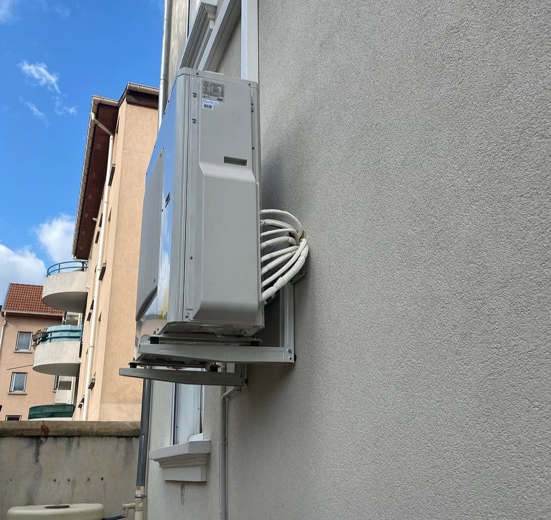 Ancrage d'un groupe extérieur multi-split en façade lors d'une installation de climatisation à Bischheim, illustrant le raccordement de quatre circuits frigorifiques isolés.