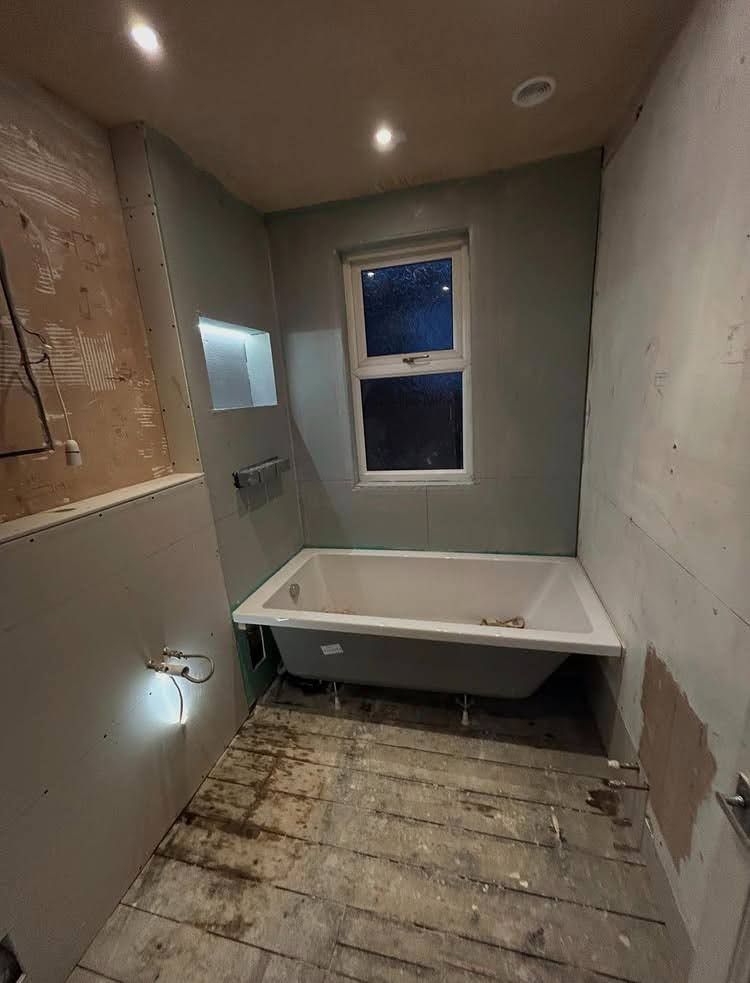 Étape de dépose complète et préparation des parois hydrofuges lors d'une rénovation de salle de bain à Illkirch.
