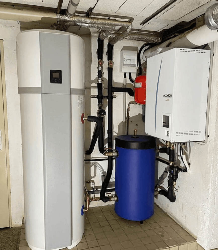 Nouvelle chaufferie équipée d'une pompe à chaleur à Obernai, montrant le module hydraulique Ecodan, un préparateur d'eau chaude sanitaire gris et un ballon tampon bleu isolés.