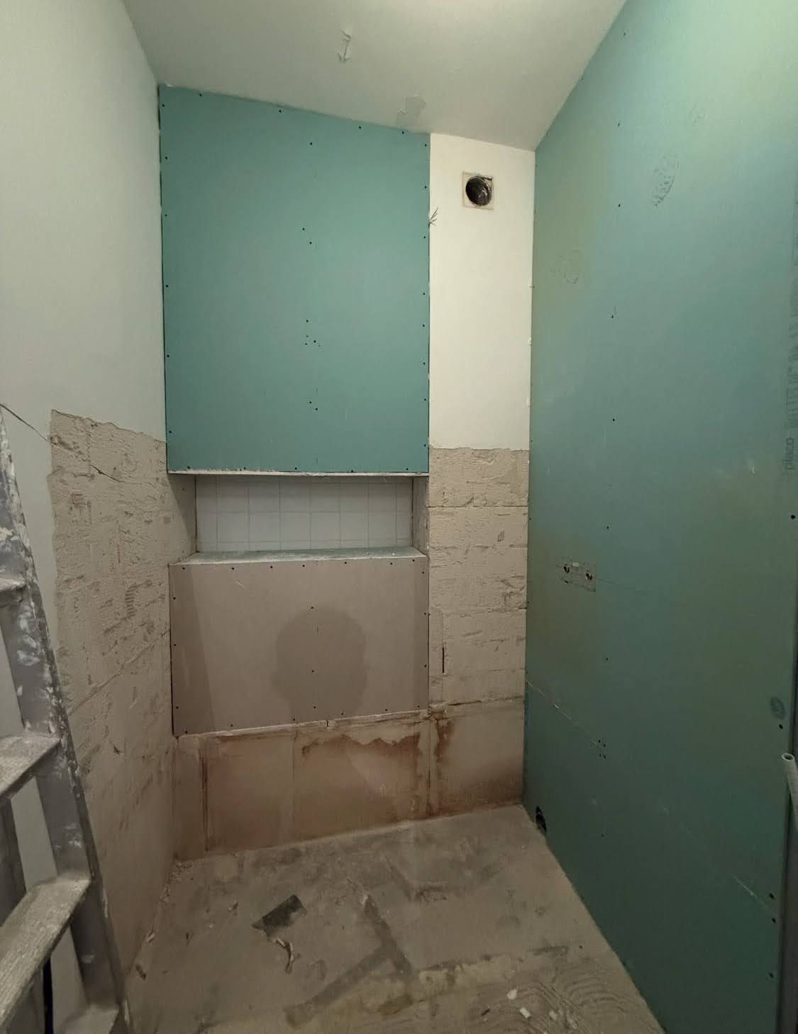 Préparation technique des murs avec plaques de plâtre BA13 hydrofuges et création d'une niche de douche lors d'une rénovation salle de bain sur mesure à Saverne.