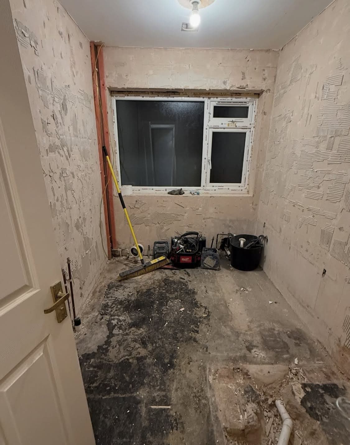 Phase de démolition intégrale et préparation des murs pour le nouveau circuit sanitaire lors d'une rénovation de salle de bain à Schiltigheim.